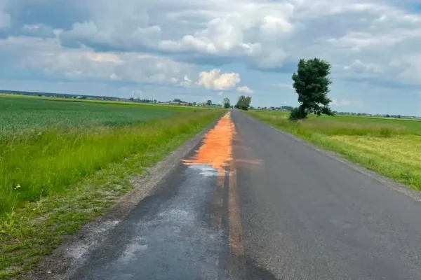 OSP Rozdrażew usuwa śliską substancję z drogi między Rozdrażewem a Nową Wsią