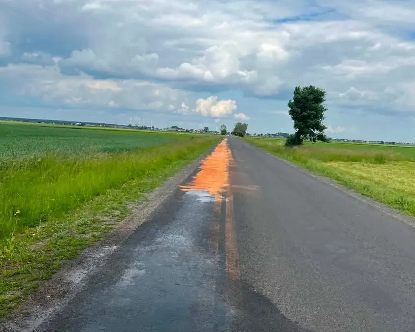 OSP Rozdrażew usuwa śliską substancję z drogi między Rozdrażewem a Nową Wsią