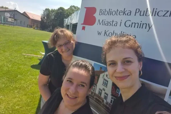 Biblioteka w Kobylinie powitała lato z książkami i tatuażami
