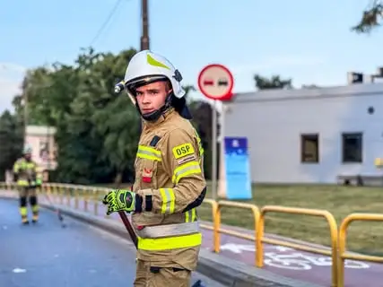 Plama ropopochodna na drodze wojewódzkiej nr 444 – interwencja OSP Krotoszyn