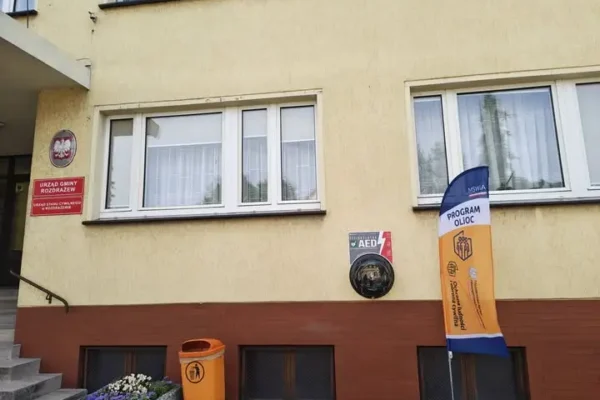 Defibrylator AED na budynku Urzędu Gminy – krok w stronę bezpieczeństwa mieszkańców