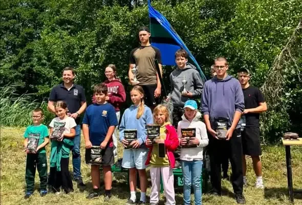 Młodzi wędkarze rywalizowali nad stawem w Chachalni