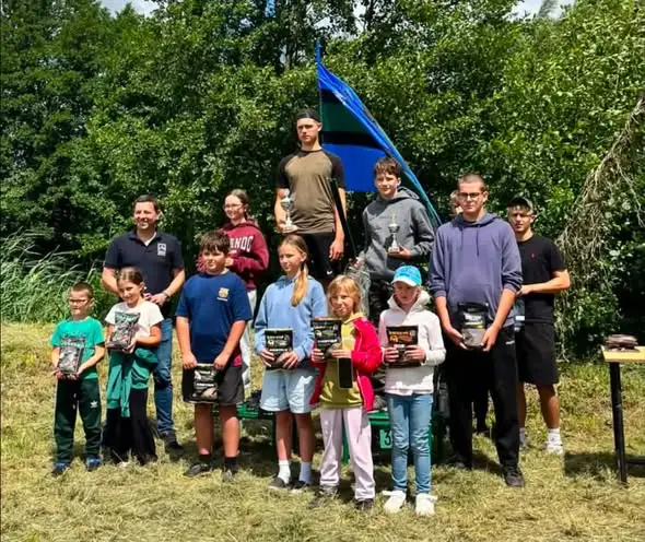 Młodzi wędkarze rywalizowali nad stawem w Chachalni