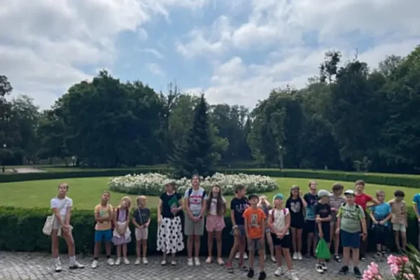 Wakacje z Biblioteką w Smolicach zakończone wycieczką śladami historii