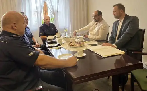 Bezpieczeństwo w gminie Koźmin Wielkopolski – spotkanie burmistrza z policją