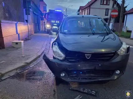 Kolizja dwóch pojazdów w Zdunach na skrzyżowaniu ulic Łacnowa i Pocztowa