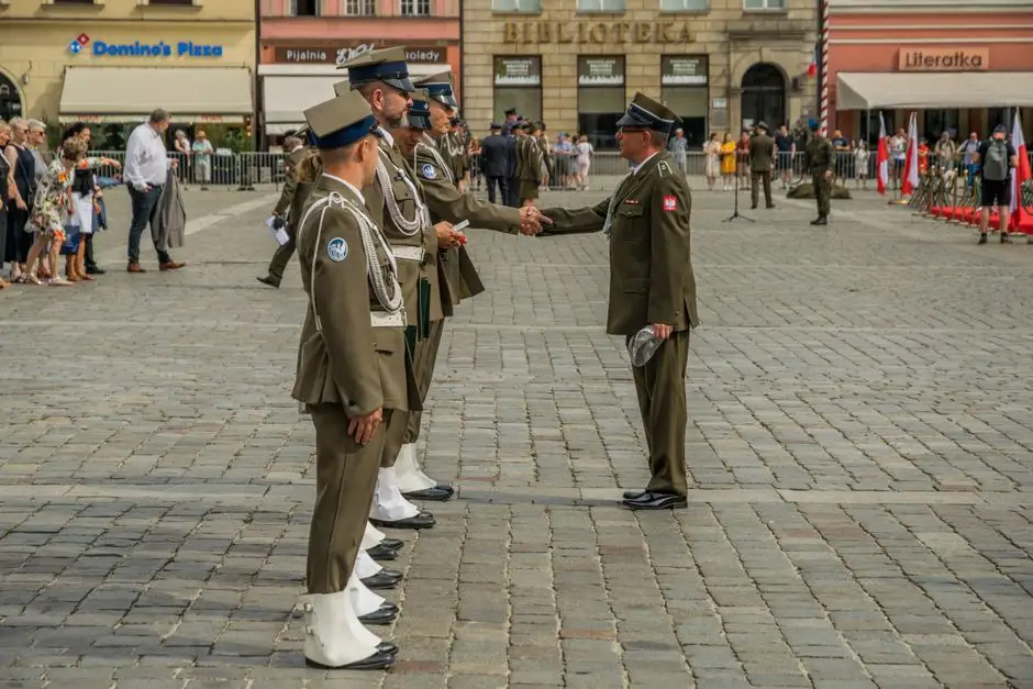 Wojewódzkie Obchody Święta Policji w Rawiczu: awanse, odznaczenia i ślubowanie dla krotoszyńskich funkcjonariuszy
