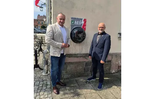 Kolejny defibrylator AED w Kobylinie – bezpieczeństwo mieszkańców priorytetem