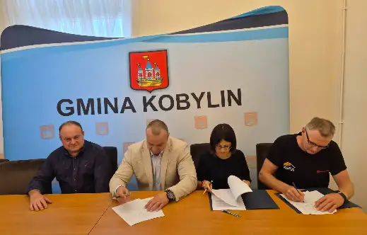 Gmina Kobylin podpisała umowę na wymianę dachu świetlicy w Zalesiu Małym