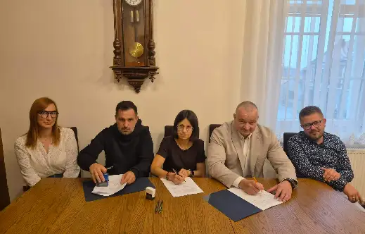 Gmina Kobylin podpisała umowę na modernizację elewacji świetlicy w Fijałowie