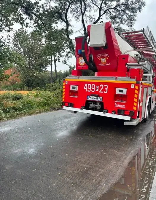 Silny wiatr zerwał dachy budynków gospodarczych w Nowej Wsi i Budach