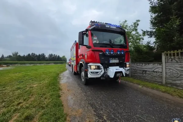 Silny wiatr zerwał dach z budynku gospodarczego w Budach