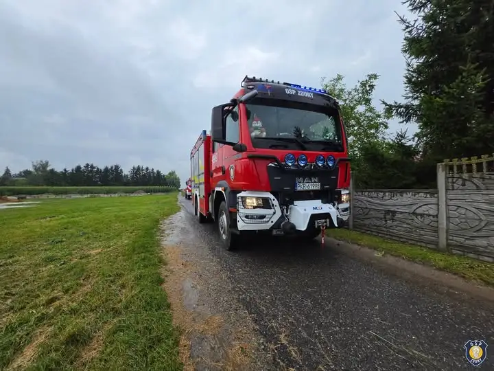 Silny wiatr zerwał dach z budynku gospodarczego w Budach