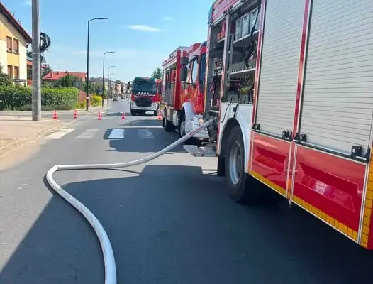 Pożar domu jednorodzinnego w Koźminie Wielkopolskim – strażacy w akcji