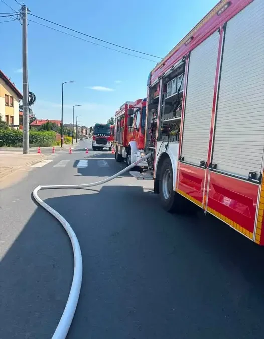 Pożar domu jednorodzinnego w Koźminie Wielkopolskim – strażacy w akcji