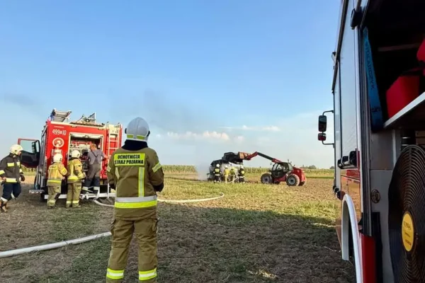Pożar prasy na polu w Smolicach – strażacy w akcji