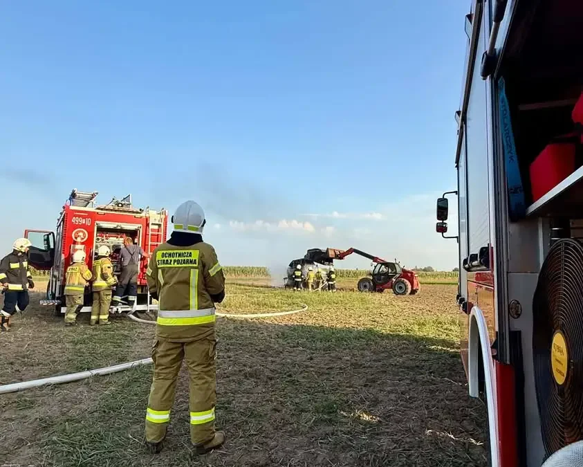 Pożar prasy na polu w Smolicach – strażacy w akcji