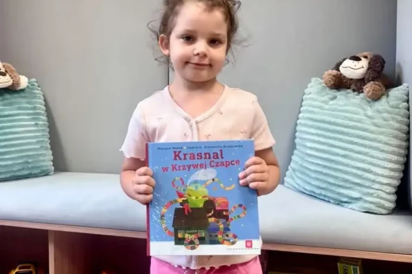 Hania, Olek i Ignacy świętują w bibliotece w Zdunach