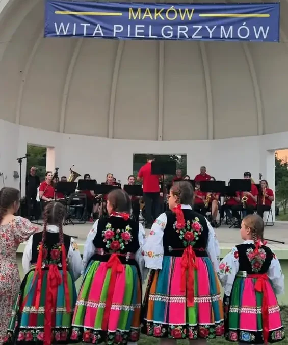 Dziecięcy Zespół Pieśni i Tańca Zduny umilił pielgrzymom odpoczynek w Makowie