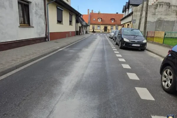 Plama oleju na ul. Jana Kazimierza w Zdunach – interwencja OSP Zduny