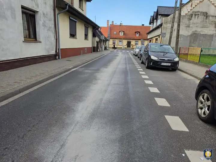 Plama oleju na ul. Jana Kazimierza w Zdunach – interwencja OSP Zduny