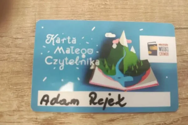 Wakacyjne czytanie w Kobylinie: dzieci nagrodzone w akcji „Mała książka – wielki człowiek”