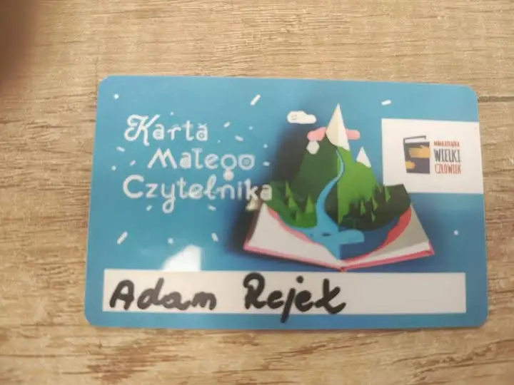 Wakacyjne czytanie w Kobylinie: dzieci nagrodzone w akcji „Mała książka – wielki człowiek”