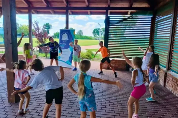 Wakacyjne taneczne poranki w Jackowicach – dzieci uczyły się nowych choreografii