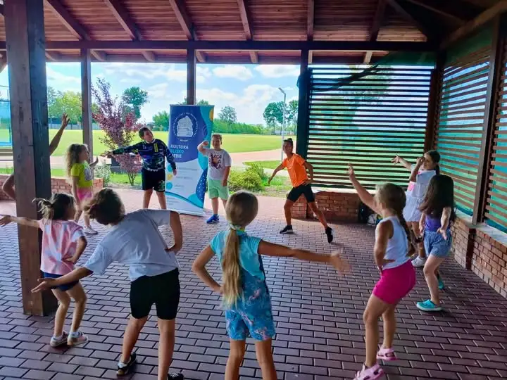 Wakacyjne taneczne poranki w Jackowicach – dzieci uczyły się nowych choreografii