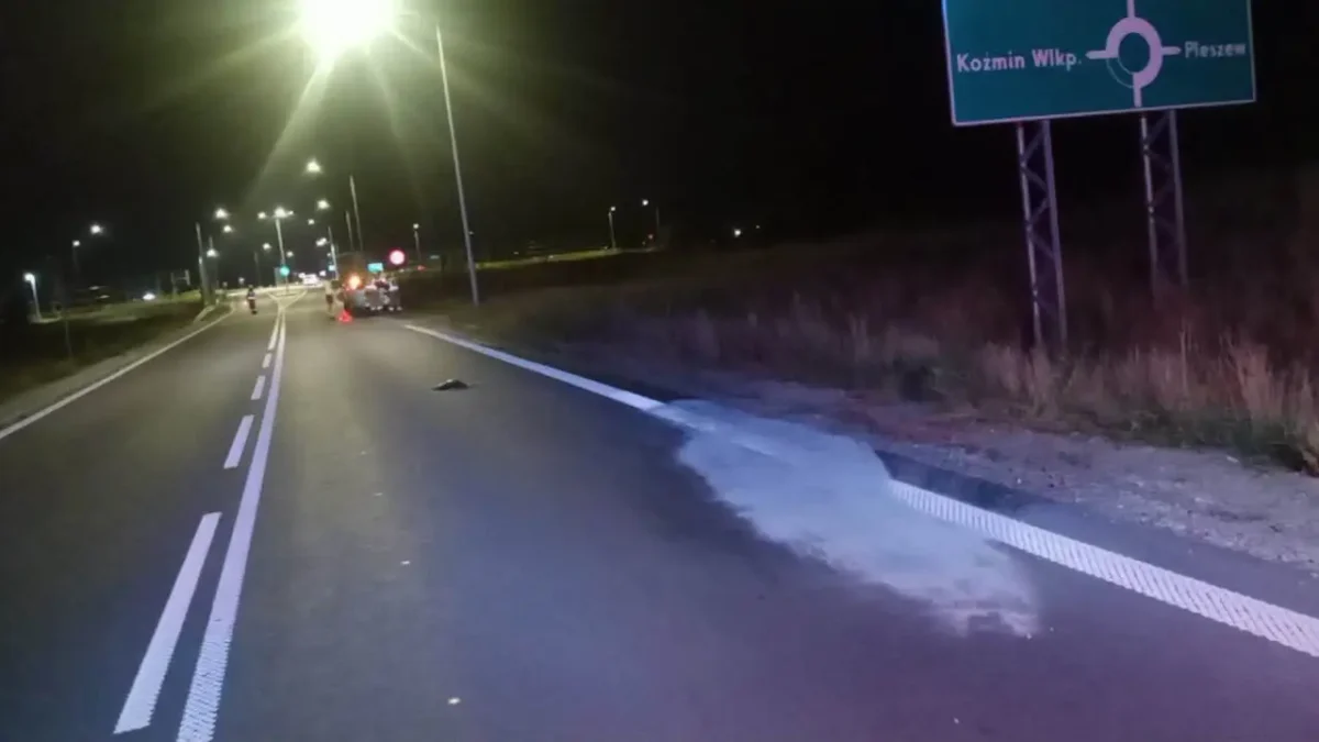 Interwencja OSP Koźmin Wlkp.: usuwanie plamy oleju na ul. Klatka