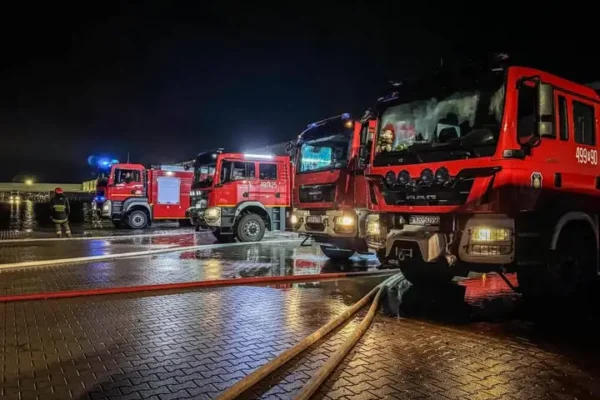 Pompowanie wody po nocnych opadach w Krotoszynie – strażacy w akcji przez 14 godzin