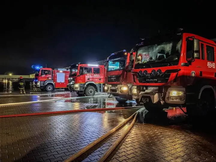 Pompowanie wody po nocnych opadach w Krotoszynie – strażacy w akcji przez 14 godzin