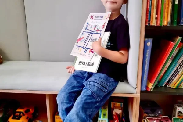 Biblioteka w Zdunach wita nowych Małych Czytelników i nagradza Filipa