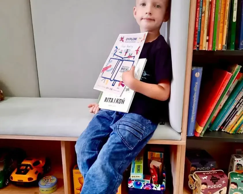 Biblioteka w Zdunach wita nowych Małych Czytelników i nagradza Filipa