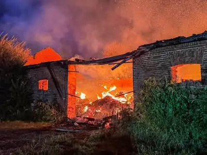Pożar budynku gospodarczego w Trzaskach – 16 godzin walki z ogniem