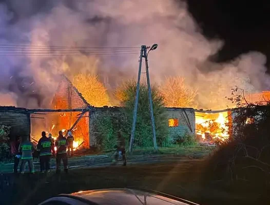 Pożar budynku gospodarczego w Trzaskach – nocna akcja strażaków