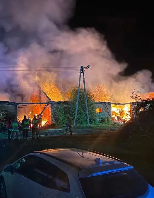 Pożar budynku gospodarczego w Trzaskach – nocna akcja strażaków
