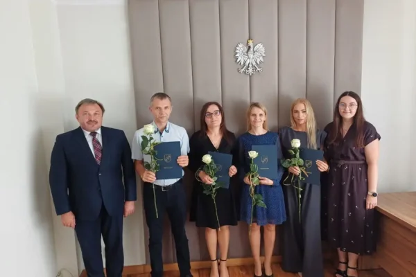 Czworo nauczycieli z Rozdrażewa otrzymało akty nadania stopnia nauczyciela mianowanego