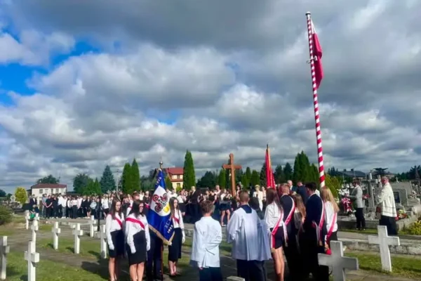 Pamięć o bohaterach września 1939 w Zdunach: hołd na cmentarzu parafialnym