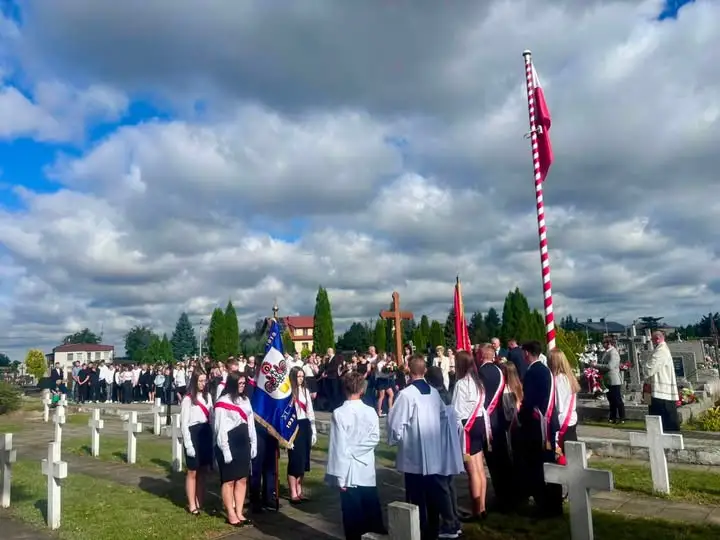 Pamięć o bohaterach września 1939 w Zdunach: hołd na cmentarzu parafialnym