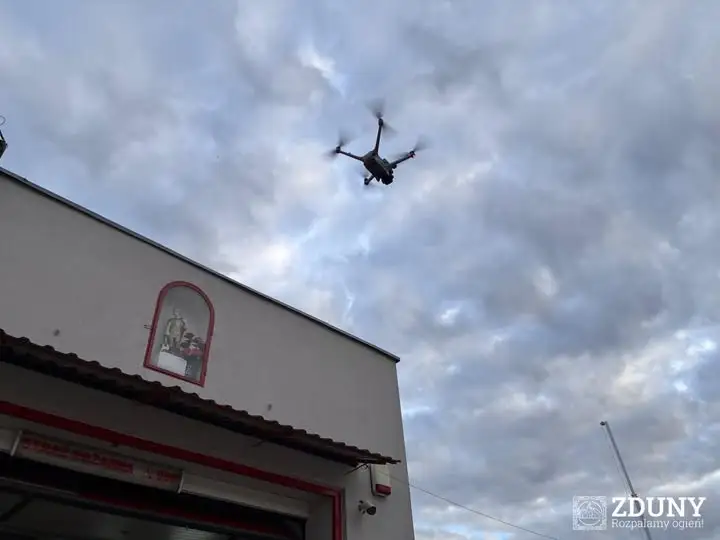 Nowy sprzęt dla strażaków OSP z gminy Zduny – dron, motopompa i defibrylator