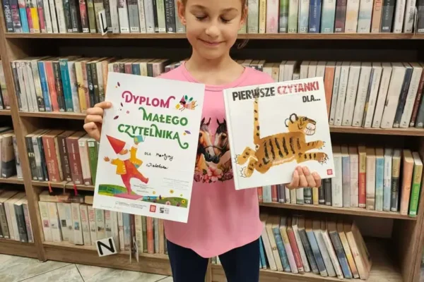 Mała książka – wielki człowiek: Martyna odebrała dyplom w kobylinskiej bibliotece