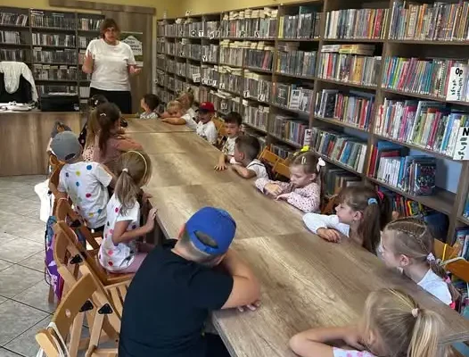 Przedszkolaki z Smolic świętowały Dzień Kropki w bibliotece w Kobylinie