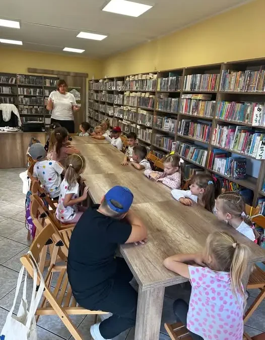 Przedszkolaki z Smolic świętowały Dzień Kropki w bibliotece w Kobylinie