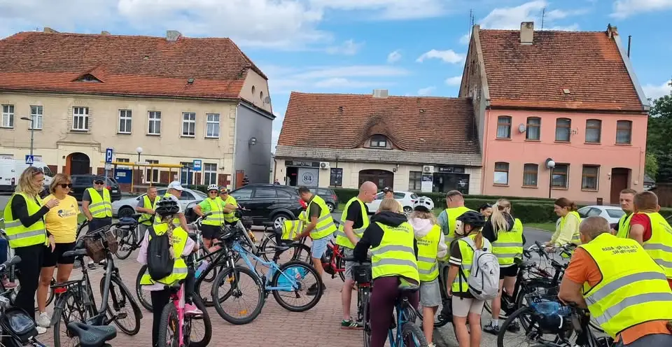 Rajd rowerowy Osiedla nr 3 „Sieniutowo” w Zdunach – 35 uczestników na trasie