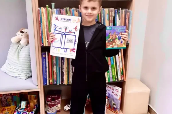 Maksymilian z Karty Małego Czytelnika odebrał nagrodę w bibliotece w Zdunach
