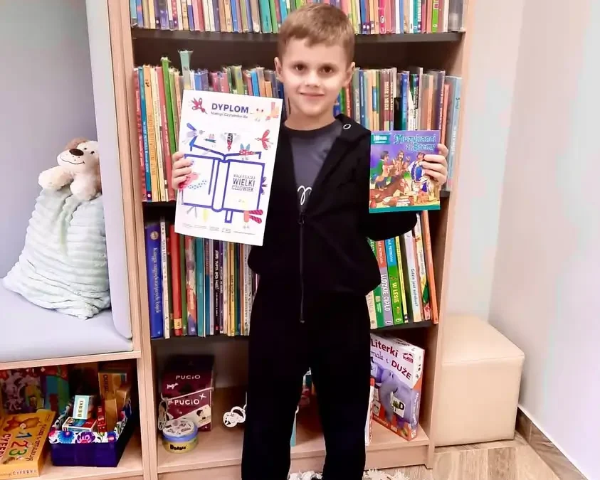 Maksymilian z Karty Małego Czytelnika odebrał nagrodę w bibliotece w Zdunach