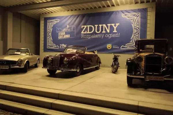 Zabytkowe samochody zachwyciły w Starej Kaflarni w Zdunach