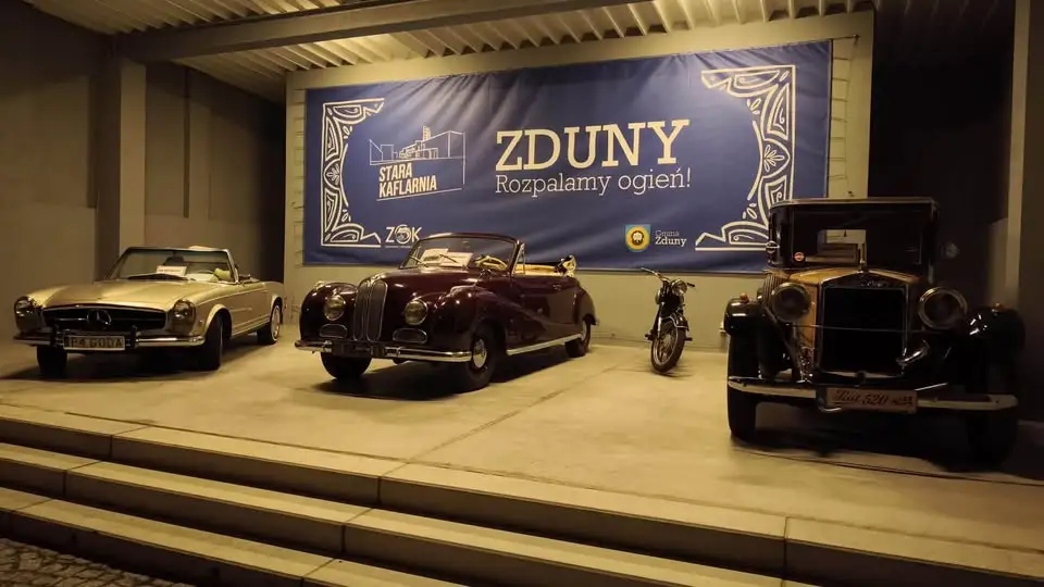 Zabytkowe samochody zachwyciły w Starej Kaflarni w Zdunach