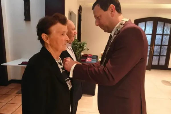 Złote Gody w Zdunach – burmistrz Miłosz Zwierzyk wręczył medale 13 parom